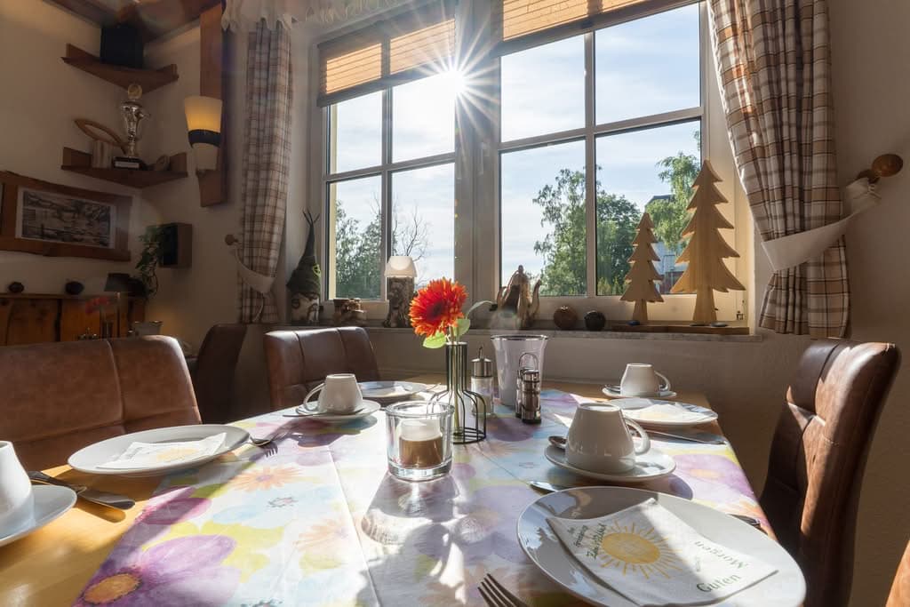 Sonniger Frühstückstisch in gemütlichem Esszimmer