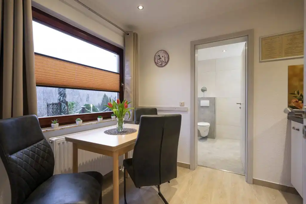 Moderne spisestue med udsigt over landskabet.