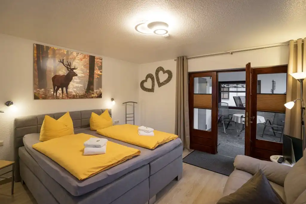 Hyggeligt soveværelse med sofa.