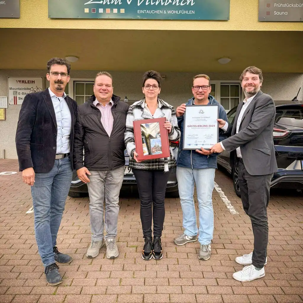 Owners receive the Guest Favorite 2025 award