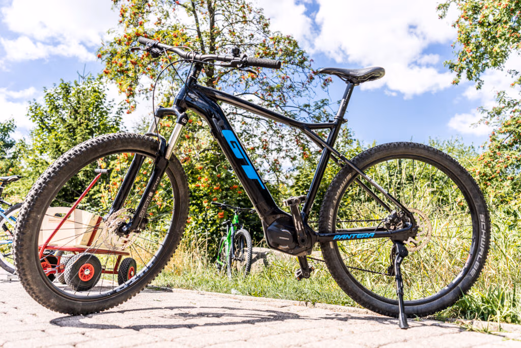 Schwarzes Fahrrad unter blauem Himmel im Freien