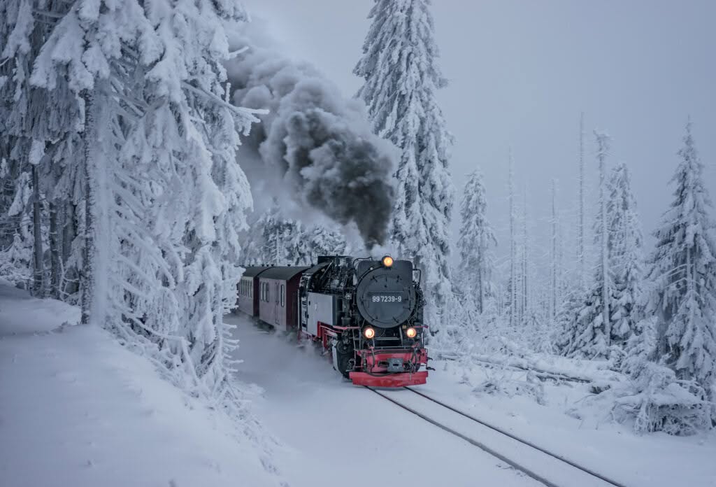 Harzer Schmalspurbahn auf dem Weg zum Brocken im Winter
