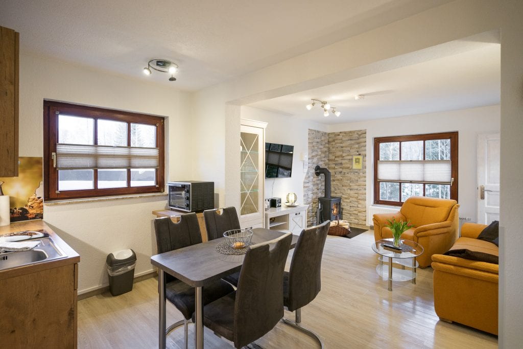 Modernes, helles Wohnzimmer mit Komfort.