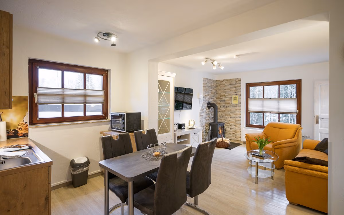 Modern, bright living room with comfort.