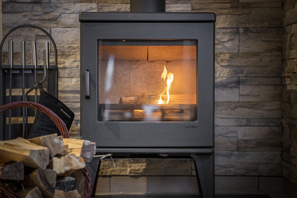 Moderne Holzofenflamme im Wohnzimmer.