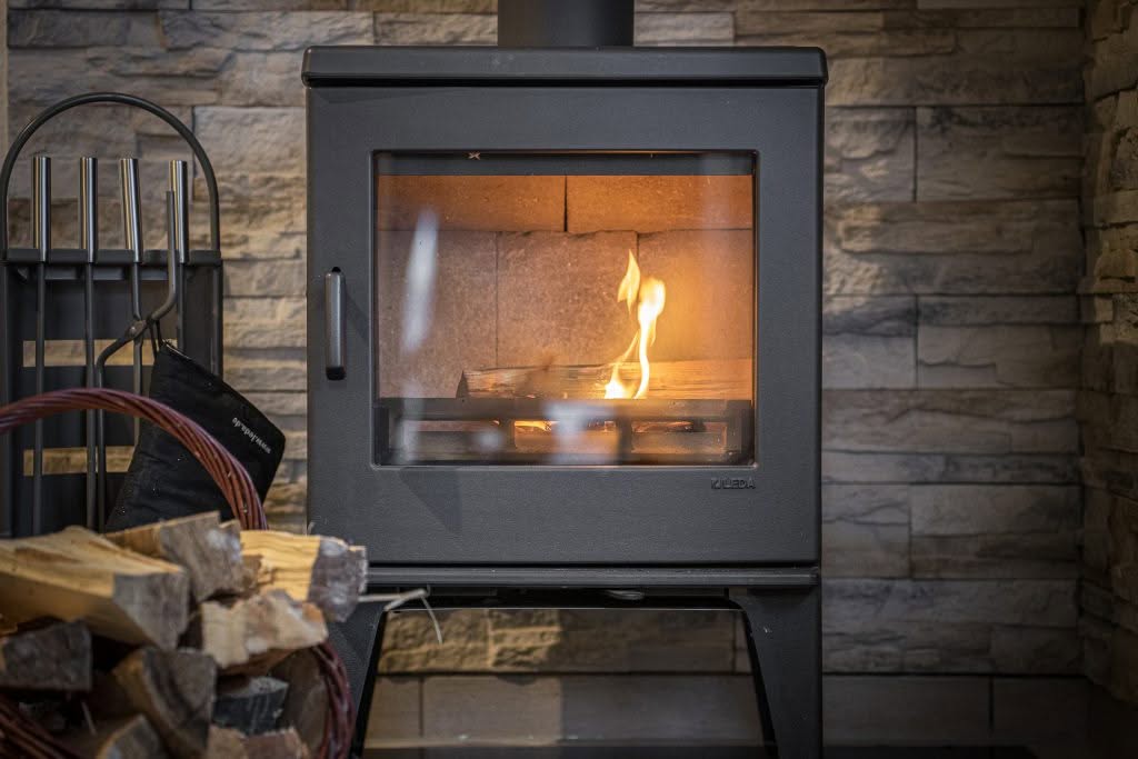 Moderne Holzofenflamme im Wohnzimmer.