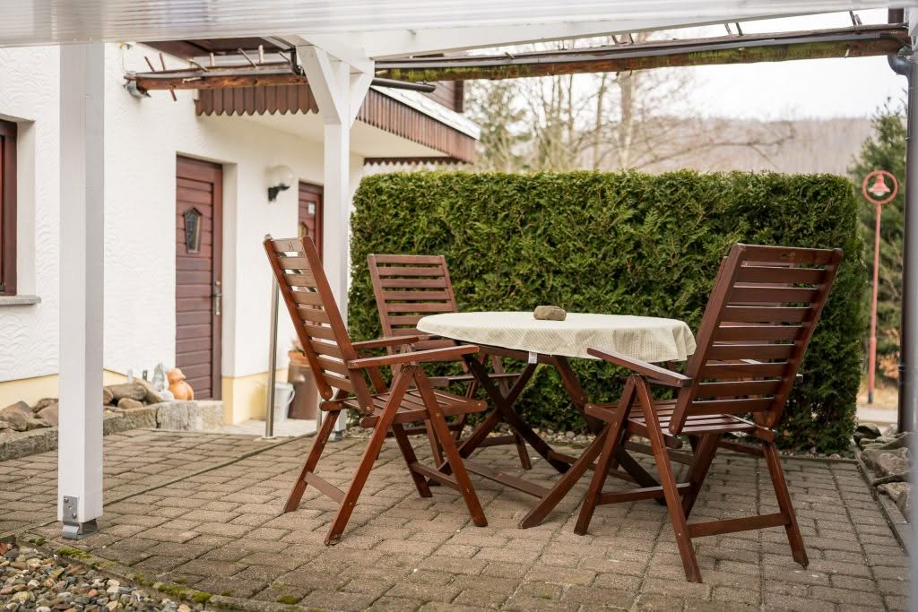 Ferielejligheden har en eksklusiv terrasse med siddepladser.