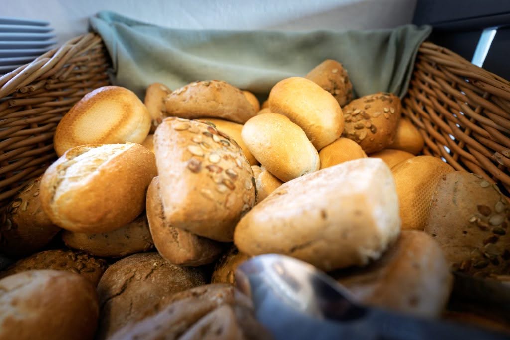 Frische Brötchen in einem Korb