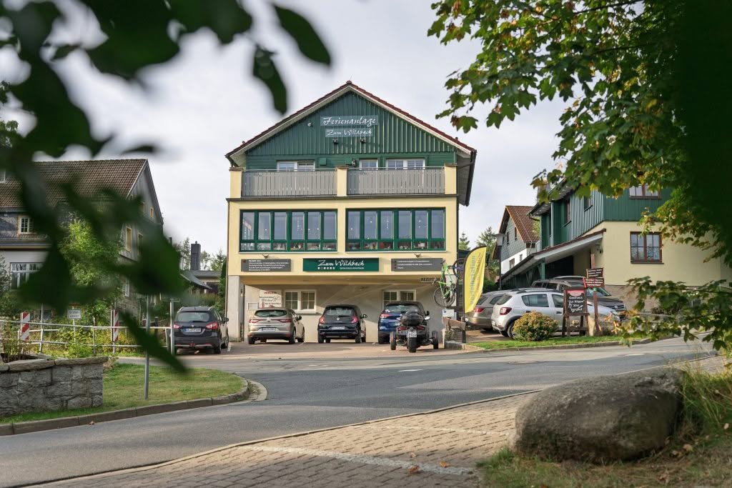 Ferienanlage mit Parkplatz und Umgebung