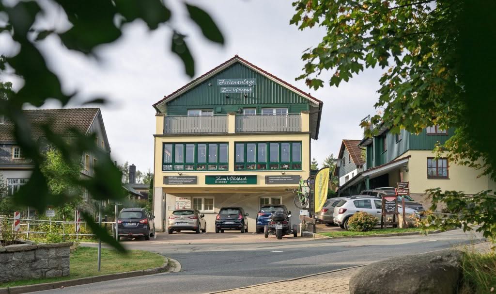 Ferienanlage mit Parkplatz und Umgebung