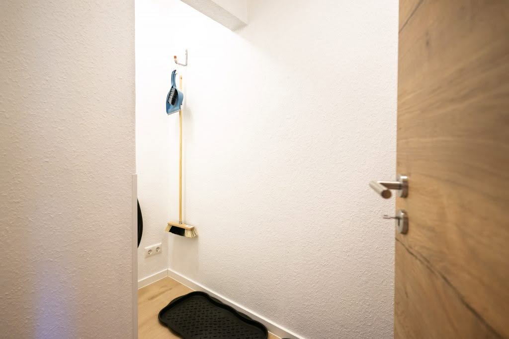 Kost og fejebakke i lille opbevaringshjørne
