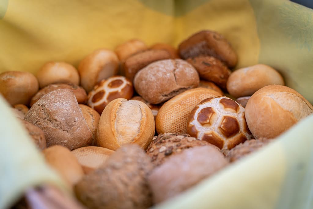 Verschiedene frische Brötchen im Brotkorb