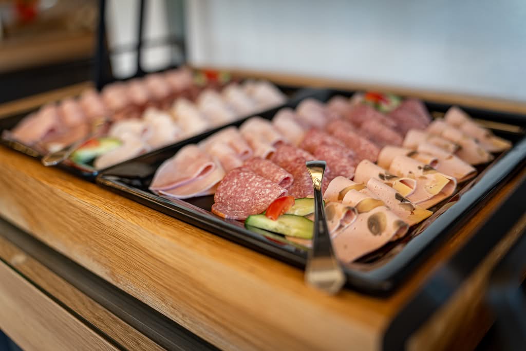 Aufschnittplatte mit Salami, Schinken und Mortadella