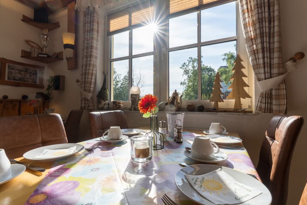 Sonniger Frühstückstisch in gemütlichem Esszimmer