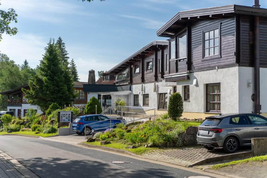 Modernes Wohnhaus mit Holzfassade und Gartenanlage