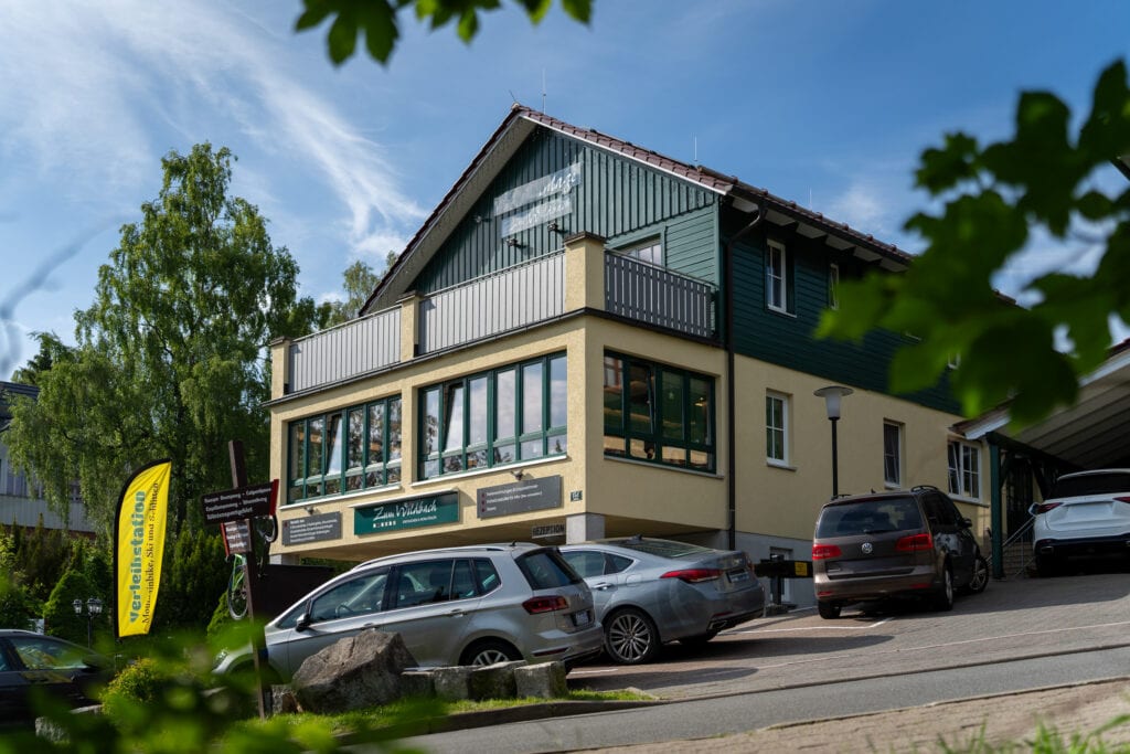 Hotel Zum Wildbach med parkeringsplads og balkon