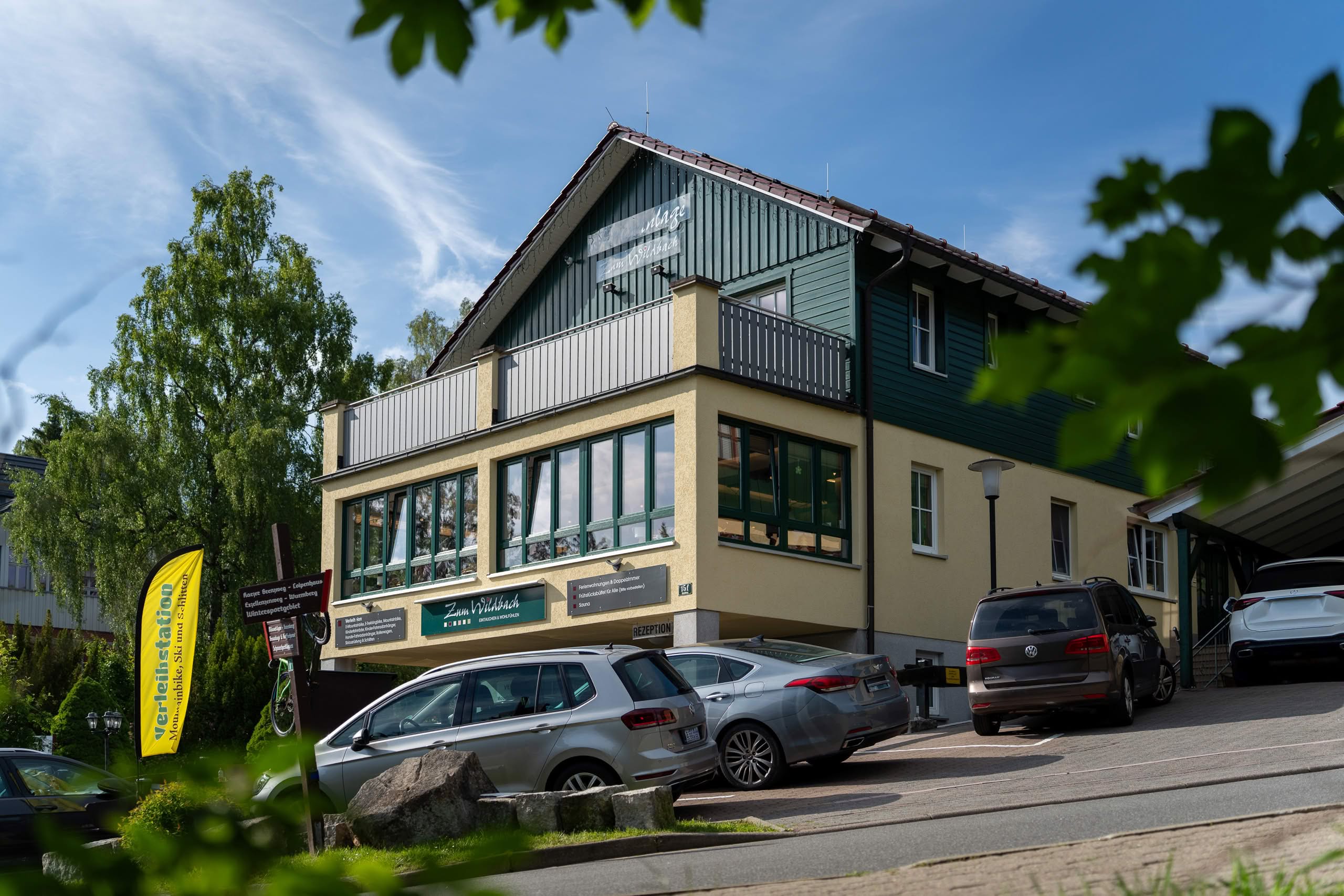 Hotel Zum Wildbach med parkeringsplads og balkon