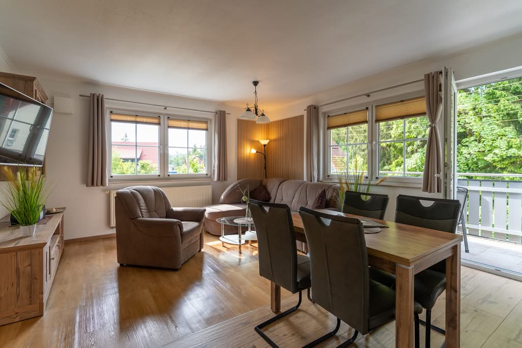 Lys stue- og spisestue med balkon