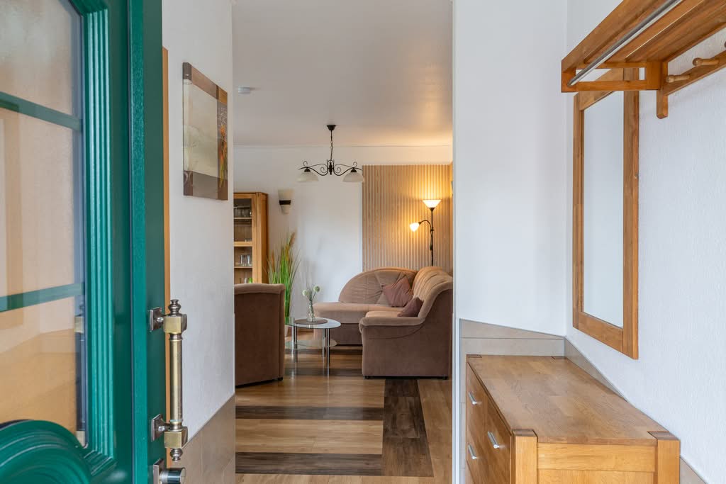 Flur mit Blick ins gemütliche Wohnzimmer