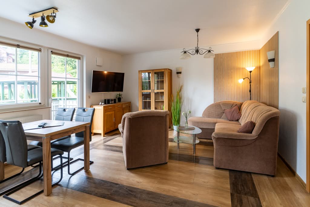 Modernes Wohnzimmer mit Essbereich und Holzdetails
