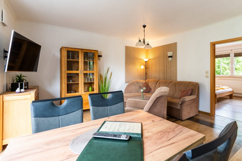 Gezellige woon- en eetkamer met houten meubels