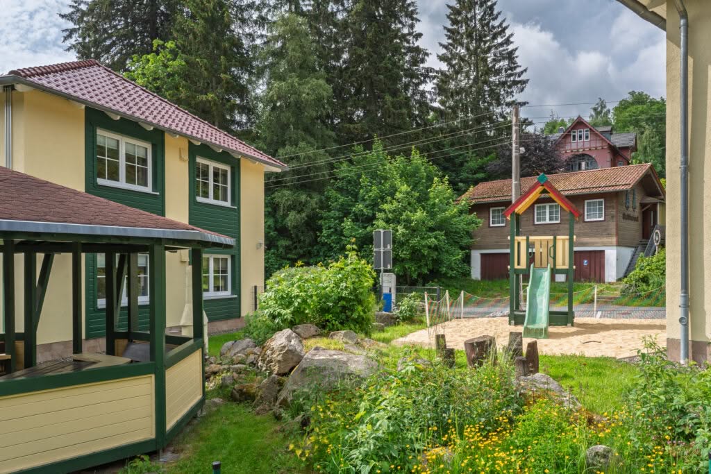 Spielplatz zwischen Wohnhäusern im Grünen