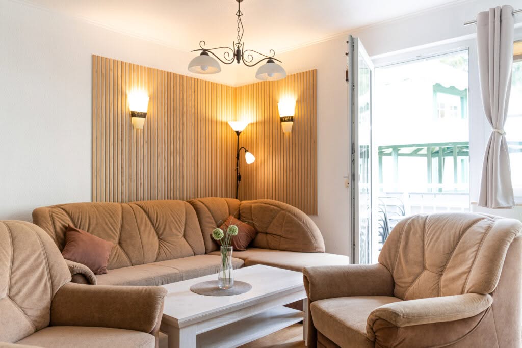 Gemütliches Wohnzimmer mit braunem Sofa und Holzpaneelen
