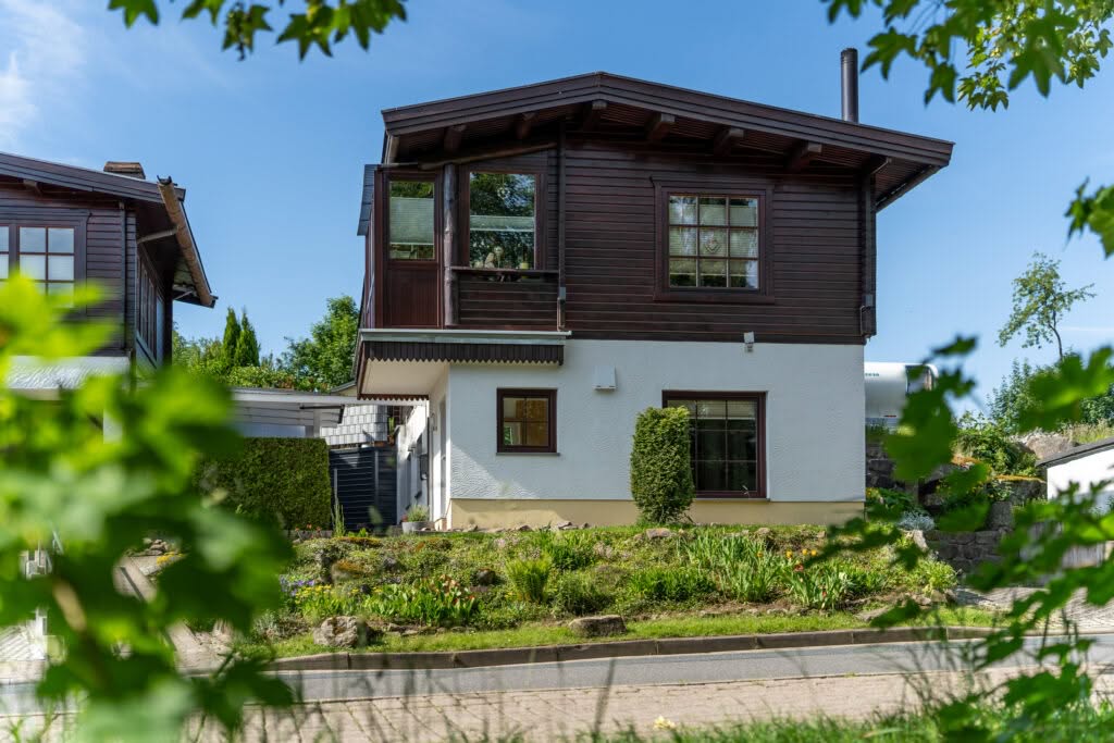 Moderne træhus med have i det grønne