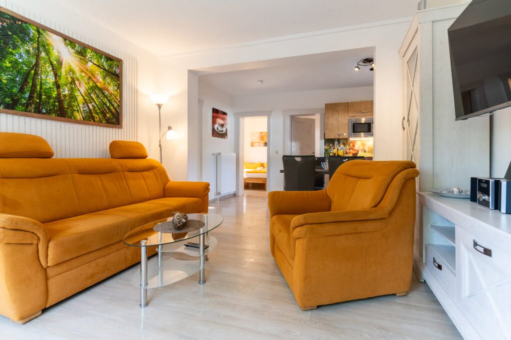 Moderne stue med orange sofa og lænestol