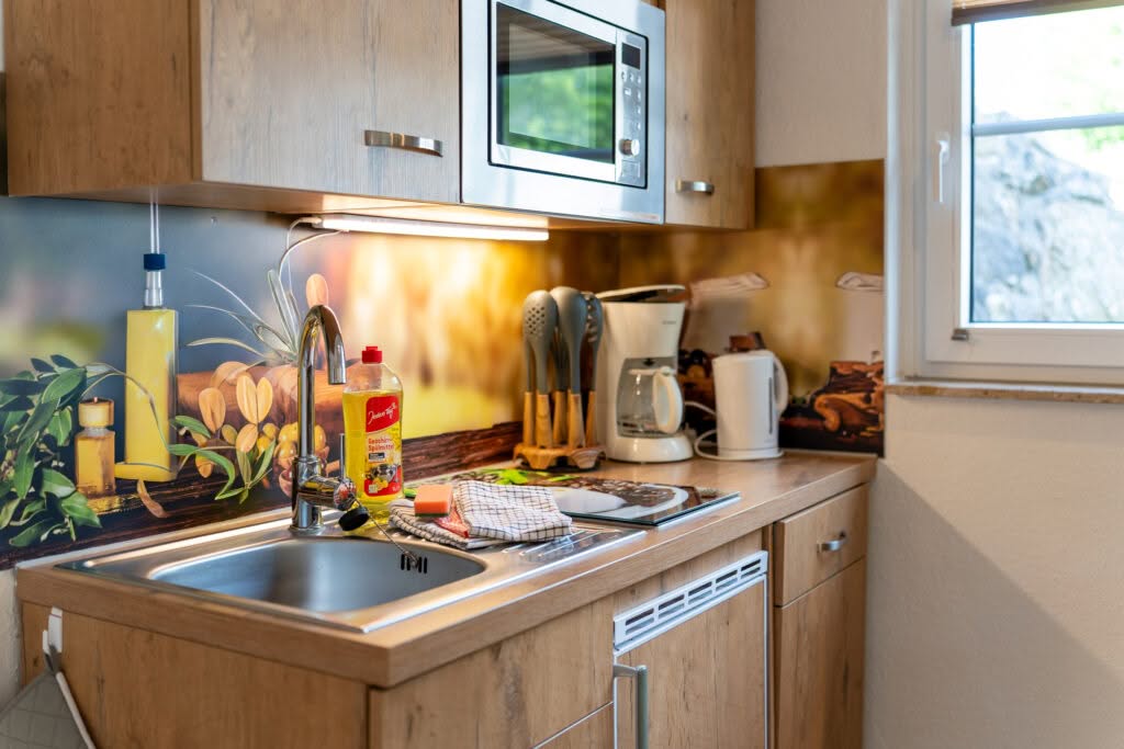 Moderne køkkenniche med vask og hvidevarer