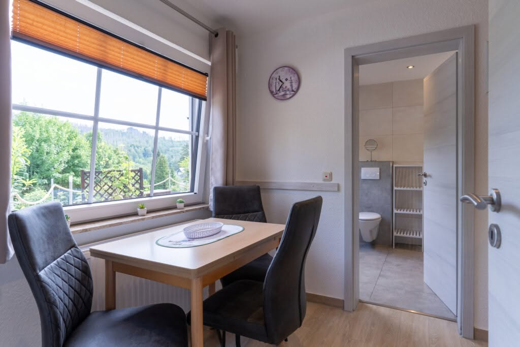 Kleiner Essbereich mit Fenster und Badezimmerzugang