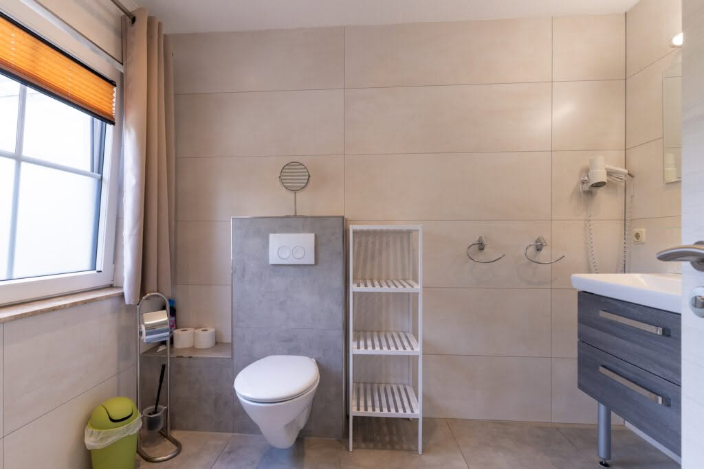Modernes Badezimmer mit Wand-WC und Waschbecken