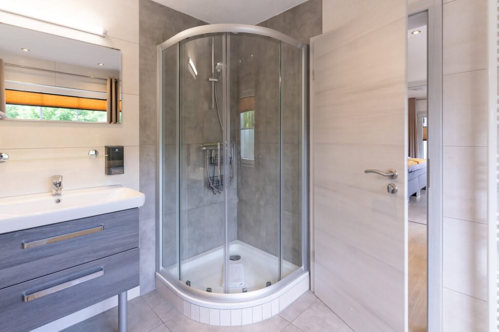 Modernes Badezimmer mit Eckdusche und Waschbecken