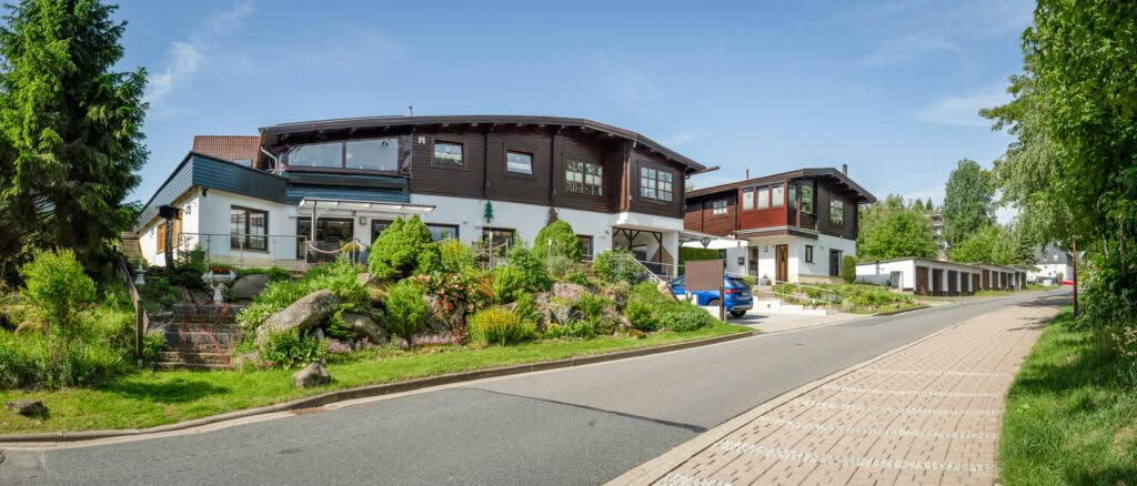 Wohnhäuser mit gepflegtem Garten an ruhiger Straße